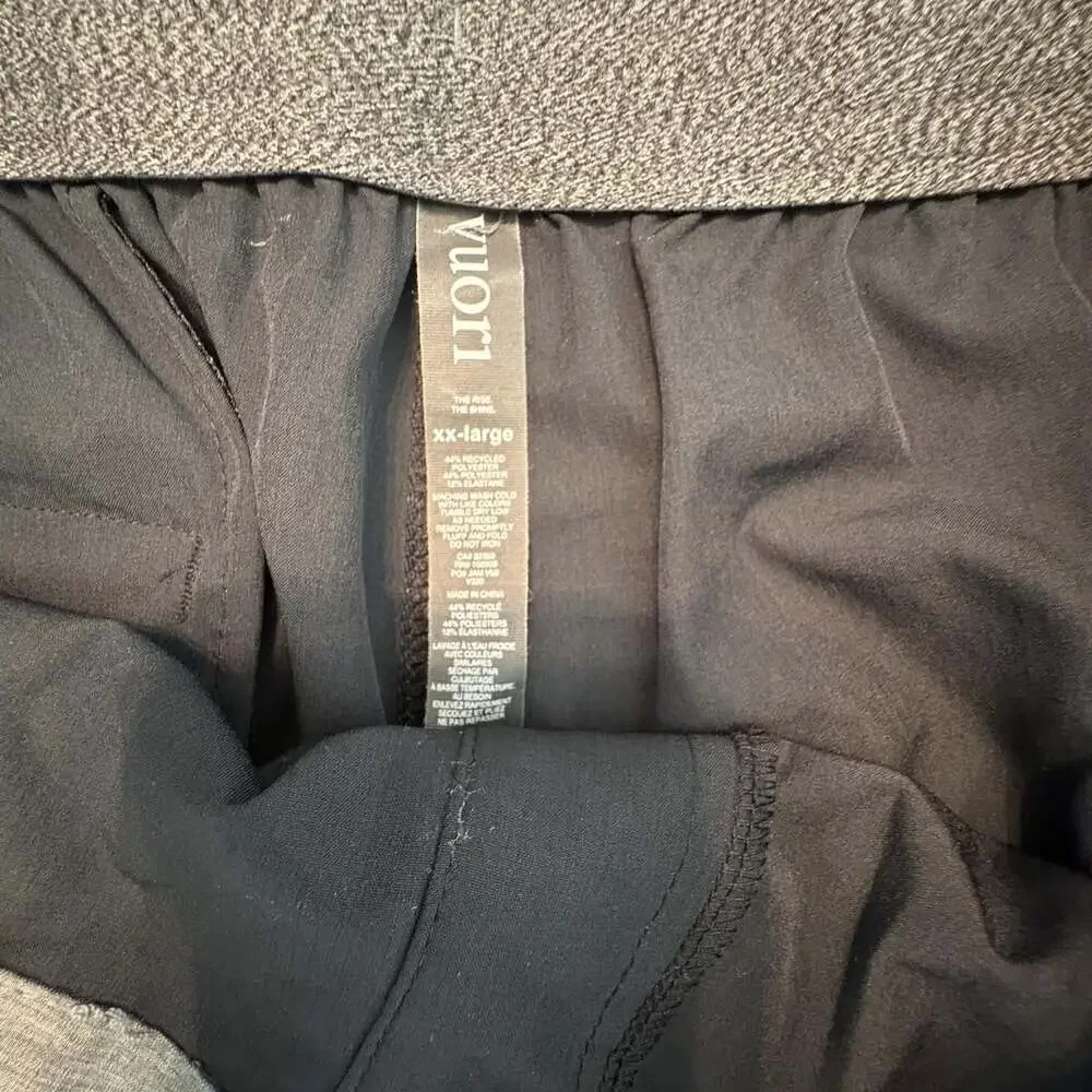 Vuori Shorts Mens 2XL Gray Athletic 7 Inch Inseam Zip Pocket Gym Running